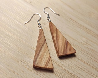 Boucles d'oreilles en bois d'olivier. Fil d’oreille argenté, boucles d’oreilles en bois faites à la main, bijoux naturels, boucles d’oreilles pendantes, pendentif triangulaire