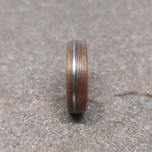 Walnut bentwood ring with off-centre Steel inlay, wooden wedding band for him imagem 5