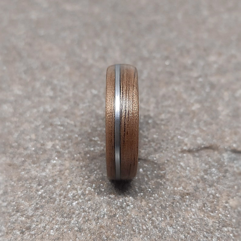 Walnut bentwood ring with off-centre Steel inlay, wooden wedding band for him imagem 5