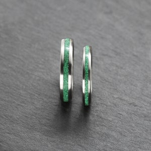 Bague en titane sertie d'incrustations de malachite Bague industrielle moderne Bague minimaliste en pierre verte Groupe d'anniversaire Couple de bagues Paire de bagues image 3