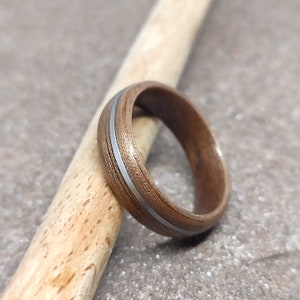Walnut bentwood ring with off-centre Steel inlay, wooden wedding band for him imagem 4
