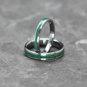 Bague en titane sertie d'incrustations de malachite Bague industrielle moderne Bague minimaliste en pierre verte Groupe d'anniversaire Couple de bagues Paire de bagues image 6