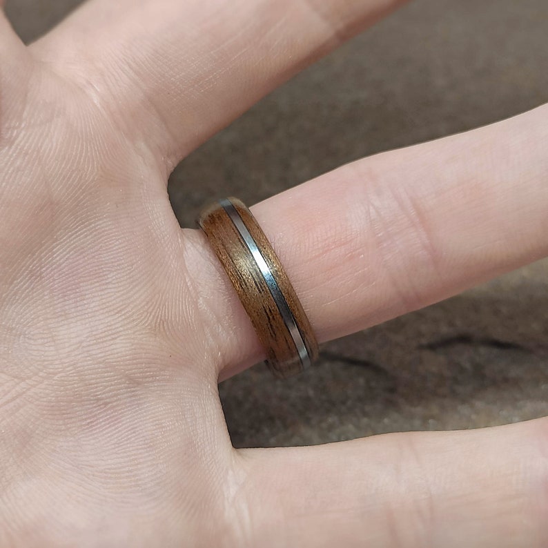 Walnut bentwood ring with off-centre Steel inlay, wooden wedding band for him imagem 7