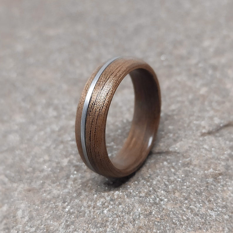 Walnut bentwood ring with off-centre Steel inlay, wooden wedding band for him imagem 3