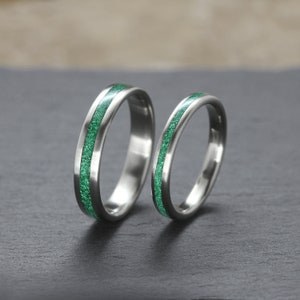 Bague en titane sertie d'incrustations de malachite Bague industrielle moderne Bague minimaliste en pierre verte Groupe d'anniversaire Couple de bagues Paire de bagues image 2