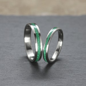 Bague en titane sertie d'incrustations de malachite Bague industrielle moderne Bague minimaliste en pierre verte Groupe d'anniversaire Couple de bagues Paire de bagues image 4