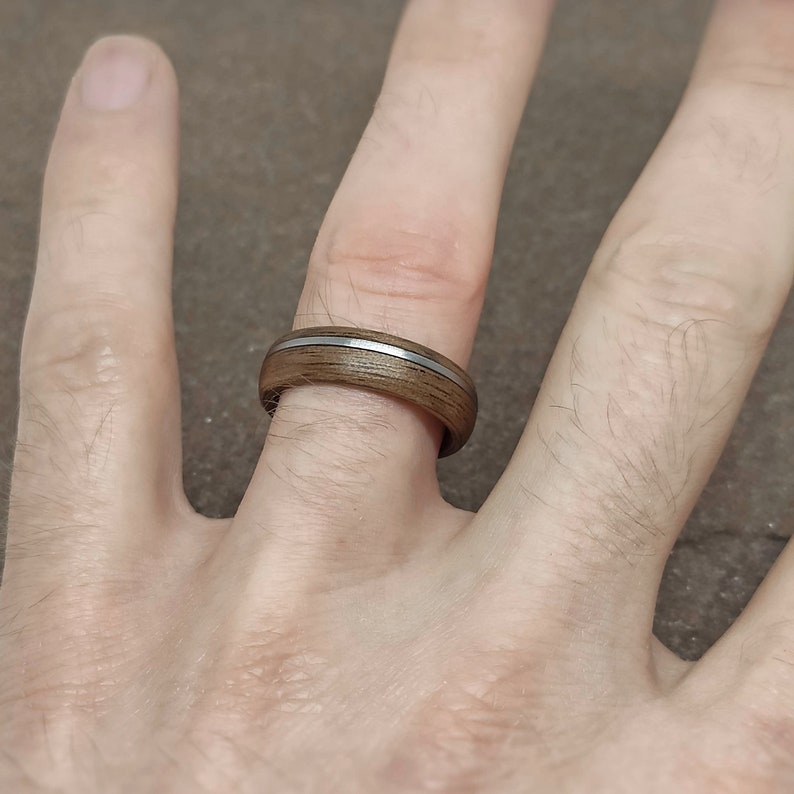 Walnut bentwood ring with off-centre Steel inlay, wooden wedding band for him imagem 6