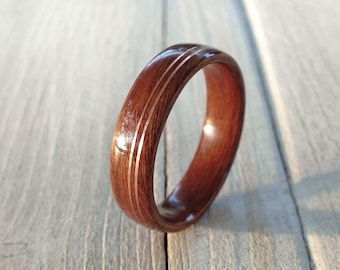 Mahonie sapellihouten ring met 2 koperen inlegsels, handgemaakte verlovingsring van gebogen hout