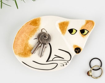 Plato de cerámica con forma de perro hecho a mano, diseño de Hannah Turner