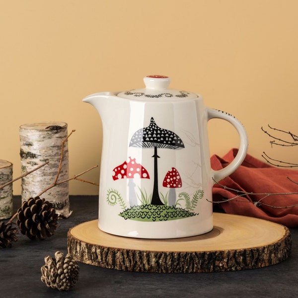 Handgemachte Keramik Toadstool Teekanne entworfen in Großbritannien von Hannah Turner. Pilz-Teekanne, Teil der Fliegenpilz-Geschirrkollektion