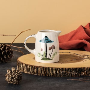 Handgemachter kleiner Keramikkrug, entworfen von Hannah Turner. Perfektes Kännchen für Milch und Sahne oder Ahornsirup auf Frühstücks Pfannkuchen