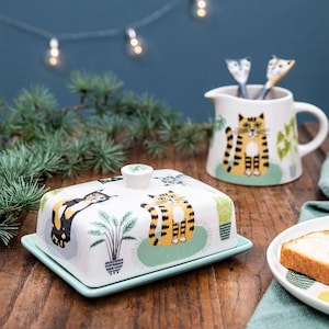 Mantequillera de cerámica hecha a mano con forma de gato, diseño de Hannah Turner imagen 1