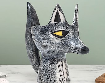 Ręcznie robiony ceramiczny kieliszek do jajka w kształcie wilka | Prezent od Hannah Turner Wildlife Pottery |