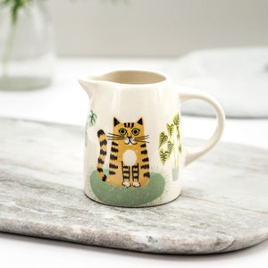 Handgemachte kleine Keramik Katze Krug, entworfen von Hannah Turner in Großbritannien. Kännchen für Milch und Sahne oder Ahornsirup auf Pfannkuchen