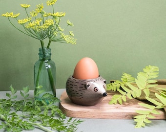 Huevera de cerámica hecha a mano en forma de erizo de Hannah Turner, huevera de cerámica para regalo, en caja de regalo sin plástico.