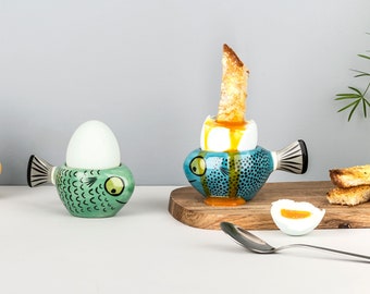 Huevera de pescado de cerámica hecha a mano, soporte para huevos pasados por agua, diseñado en el Reino Unido por Hannah Turner, verde / azul.