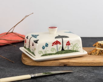 Plato de mantequilla de taburete de cerámica hecho a mano, diseñado en el Reino Unido por Hannah Turner. Elegante recipiente de mantequilla, plato de mantequilla de cerámica en caja de regalo