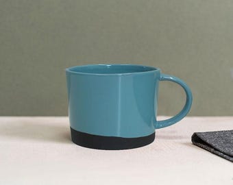 Handgemaakte mok met geglazuurde zwarte klei, blauw keramiek, Brits design