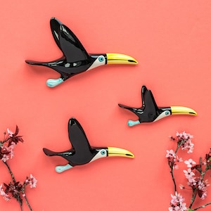 Set di 3 tucani volanti in ceramica fatti a mano, arte murale retrò a forma di tucano, decorazione murale a forma di tucano, ceramica fatta a mano, disegnata nel Regno Unito da Hannah Turner, vintage