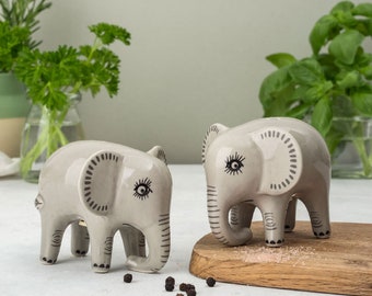 Salières et poivrières éléphants par Hannah Turner, pots de sel et de poivre éléphants, cadeau éléphant en céramique, paire d'éléphants