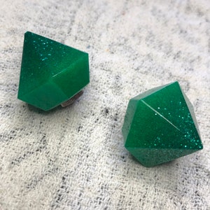 Può includere: Due tappi per bottiglia a forma di diamante verde con finitura scintillante.