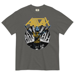 Puede incluir: Una camiseta gris oscuro con un estampado gráfico de una mujer con los brazos extendidos frente a un círculo con la palabra "Aaliyah" en letras amarillas.
