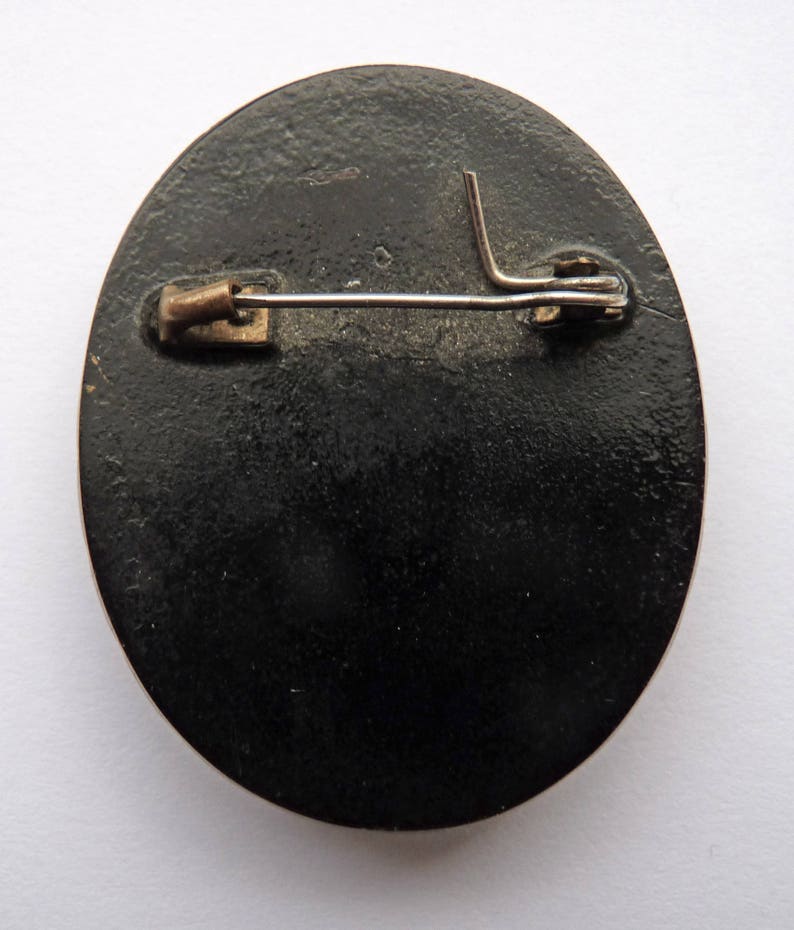 Cameo brooch pin solid vintage free worldwide shipping from Europe