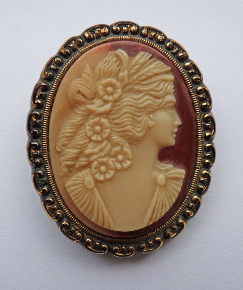 Cameo brooch pin solid vintage free worldwide shipping from Europe