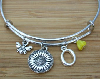 Bumble Bee zonnebloem Bangle Bracelet, gele Honey Bee Jewelry, gepersonaliseerde Bumble Bee Bangle, zilveren Letter Birthstone Bangle