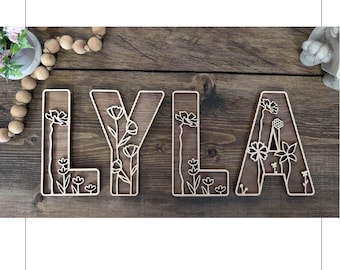 Placa de madeira com nome - Letras florais Placa infantil - Berçário de menino e menina - Madeira natural