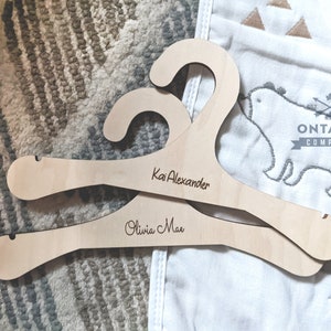 Perchas de guardería de madera (juego de 6) Personalizadas o simples, regalo de baby shower