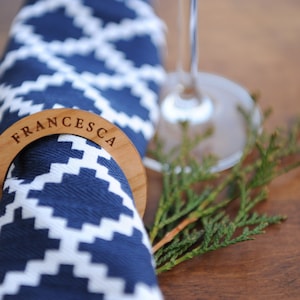 Conjuntos de anéis de guardanapo personalizados gravados - Conjuntos de mesa de casamento de madeira