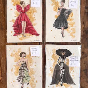 Peut inclure: Quatre impressions d'illustrations de mode. Les impressions pr&eacute;sentent des croquis &agrave; l'aquarelle de femmes en robes &eacute;l&eacute;gantes. Les impressions sont intitul&eacute;es "Runway Romance", "Night at the Ballet", "Italian Soiree" et "Midnight Masquerade". Chaque impression a une &eacute;tiquette de prix.