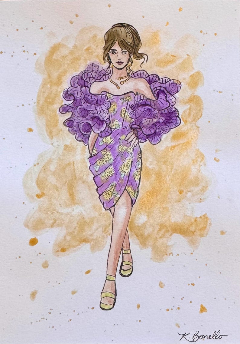 Peut inclure: Illustration &agrave; l'aquarelle d'un design de mode avec une robe violette &agrave; motifs floraux jaunes. La robe a un col &agrave; volants et une jupe portefeuille. Le mod&egrave;le porte des sandales jaunes et un collier dor&eacute;.