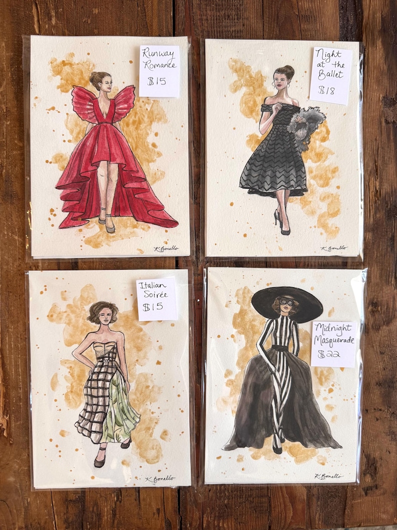 Peut inclure: Quatre impressions d'illustrations de mode. Les impressions pr&eacute;sentent des croquis &agrave; l'aquarelle de femmes en robes &eacute;l&eacute;gantes. Les impressions sont intitul&eacute;es "Runway Romance", "Night at the Ballet", "Italian Soiree" et "Midnight Masquerade". Chaque impression a une &eacute;tiquette de prix.