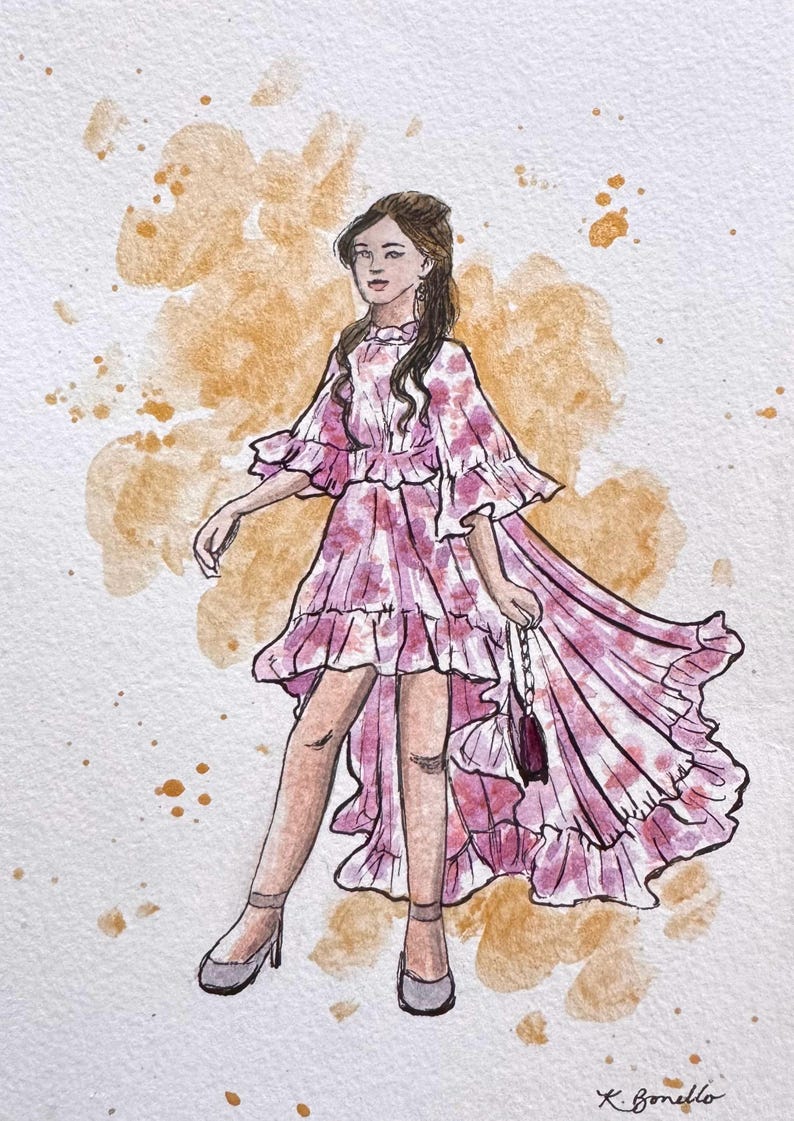 Peut inclure: Illustration &agrave; l'aquarelle d'une femme dans une robe rose &agrave; fleurs avec des manches &agrave; volants et une jupe fluide. Elle tient un petit sac &agrave; main et porte des talons hauts. Le fond pr&eacute;sente des &eacute;claboussures d'aquarelle orange.