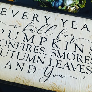 Puede incluir: Un letrero de madera rústico con el texto "Every year I fall for pumpkins, bonfires, smores, autumn leaves and you".