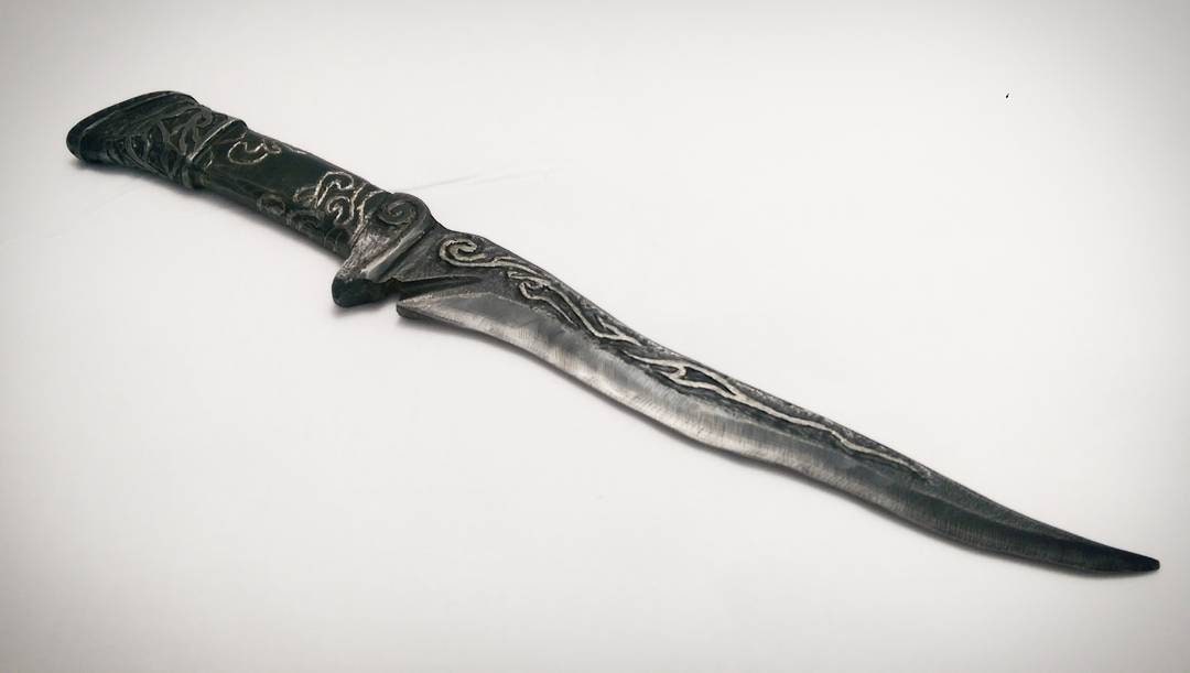 Скайрим жертвенный клинок. Эбонитовый клинок скайрим. Эбонитовый кинжал. Кинжал скайрим. Эбонитовый кинжал скайрим.