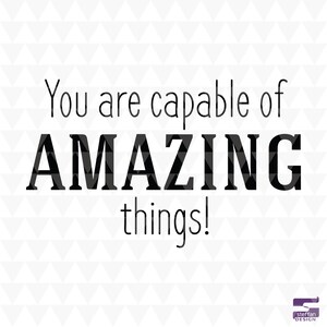 Könnte beinhalten: Schwarz-weißes Grafikdesign mit dem Text "You are capable of AMAZING things!" auf weißem Hintergrund mit einem dreieckigen Muster. Die Worte "steffan DESIGN" befinden sich in der unteren rechten Ecke.
