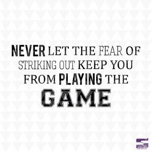 Op de afbeelding: Zwart-wit grafisch ontwerp met de tekst: "NEVER LET THE FEAR OF STRIKING OUT KEEP YOU FROM PLAYING THE GAME." Het woord "GAME" is vetgedrukt, in een lettertype in collegestijl. De achtergrond is wit met een subtiel driehoekpatroon.