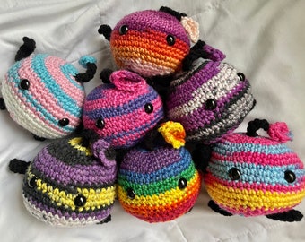 Orgullo Junimo Crochet Amigurumi inspirado en Stardew Valley (lesbiana, gay, bisexual, transgénero, asexual, no binaria, pansexual)