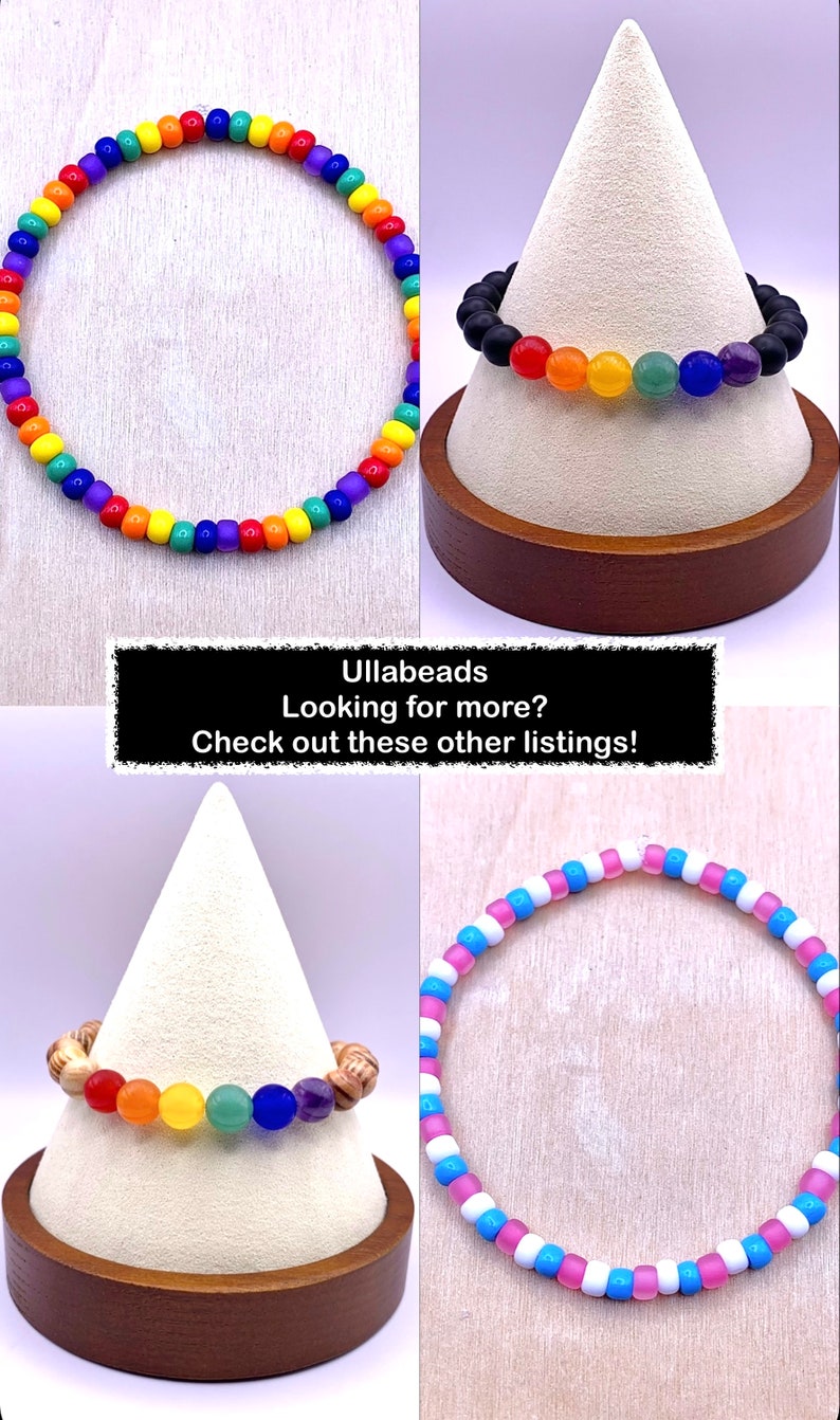 Puede incluir: Cuatro pulseras de cuentas de diferentes colores arco&iacute;ris. La primera pulsera est&aacute; hecha de peque&ntilde;as cuentas redondas en un patr&oacute;n de arco&iacute;ris. La segunda pulsera est&aacute; hecha de cuentas negras con cuentas redondas m&aacute;s grandes de color arco&iacute;ris. La tercera pulsera est&aacute; hecha de cuentas de madera con cuentas redondas m&aacute;s grandes de color arco&iacute;ris. La cuarta pulsera est&aacute; hecha de peque&ntilde;as cuentas redondas en un patr&oacute;n rosa y azul. El texto "Ullabeads Looking for more? Check out these other listings!" se muestra sobre un fondo negro.