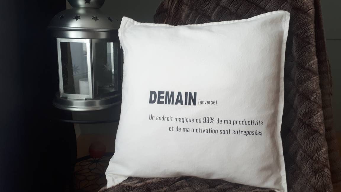 Coussin housse décoratif blanc demain jour drôle amusant Coussin housse décoratif blanc demain jour drôle amusant