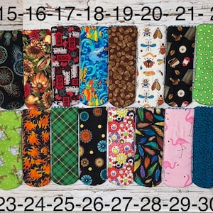 Peut inclure: Trente échantillons de tissu avec différents motifs et couleurs. Les échantillons sont numérotés de 15 à 30. Les motifs comprennent un tournesol, un signe de paix, une vague, des grains de café, une libellule, un pois, un flamant rose et un imprimé léopard.