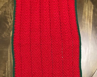 Handgehäkelte kleine afghanische Decke in Rot und Grün