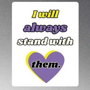Könnte beinhalten: Ein weißer Hintergrund mit dem Text "I will always stand with them." in schwarzer und gelber Schrift. Unter dem Text befindet sich ein lilafarbenes Herz mit gelber Umrandung.