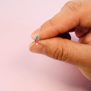 Brincos de picolé pequenos em prata de lei com cristais rosa e azul - Presente ideal para meninas