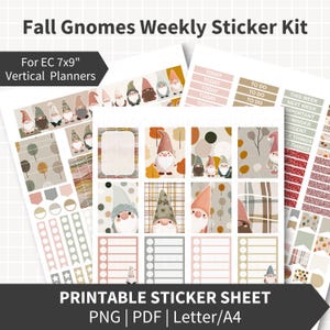 Puede incluir: Una hoja de pegatinas imprimible con temática otoñal. La hoja incluye varias pegatinas con ilustraciones de gnomos, elementos decorativos y etiquetas de planificador. El texto de la hoja dice "Fall Gnomes Weekly Sticker Kit" y "For EC 7x9" Vertical Planners".