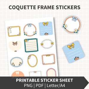 Könnte beinhalten: Ein druckbarer Aufkleberbogen mit dem Titel COQUETTE FRAME STICKERS, der verschiedene dekorative Rahmen, Etiketten und Notizzettel mit Schleifen, Blumen und Erdbeerillustrationen in Pastellfarben zeigt, verfügbar als PNG- und PDF-Datei.