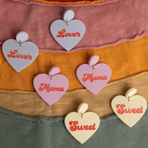 Pendientes inspirados en el corazón de caramelo retro con declaración de acrílico pastel